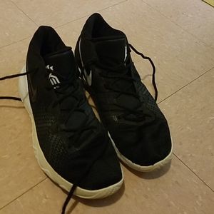 Kyrie 2 basketball shoe